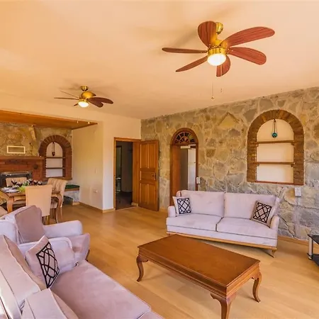 Kayakoey'de Oezel Havuzlu Muhafazakar Kaya 페티예