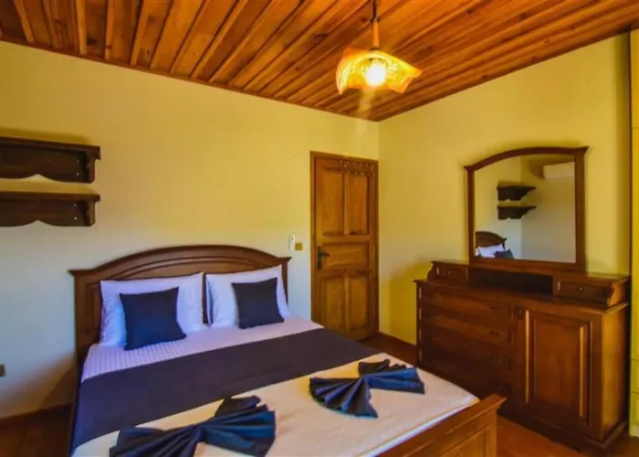 Kayakoey'de Oezel Havuzlu Muhafazakar Kaya *