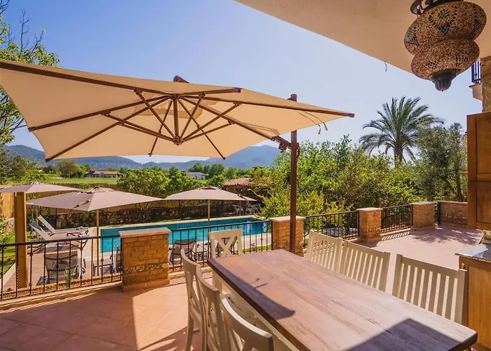 Kayakoey'de Oezel Havuzlu Muhafazakar Kaya