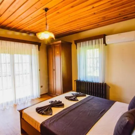 Kayakoey'de Oezel Havuzlu Muhafazakar Kaya * Fethiye