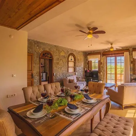 Kayaköy'de özel Havuzlu Muhafazakar Kaya Villa Fethiye