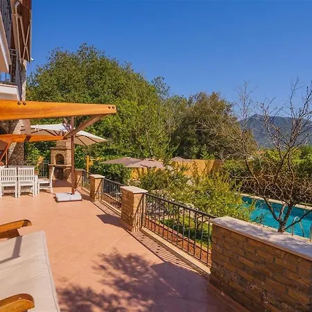 Villa Kayakoey'de Oezel Havuzlu Muhafazakar Kaya