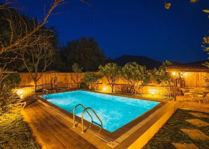 Kayakoey'de Oezel Havuzlu Muhafazakar Kaya