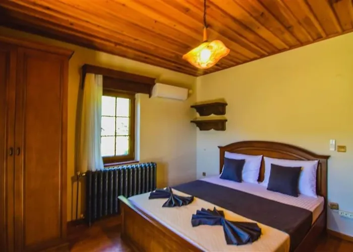 Kayakoey'de Oezel Havuzlu Muhafazakar Kaya *