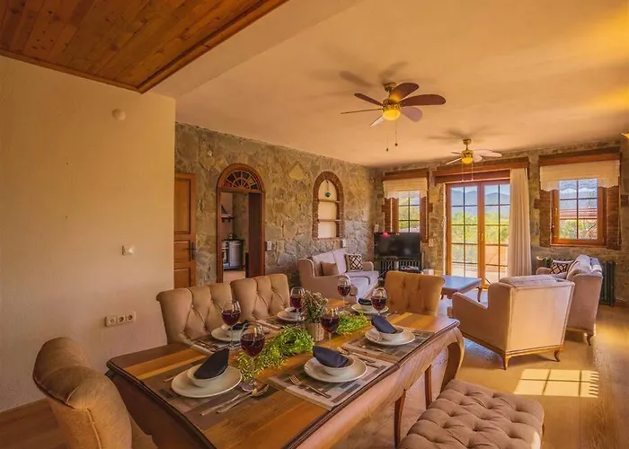 Kayakoey'de Oezel Havuzlu Muhafazakar Kaya Villa Fethiye