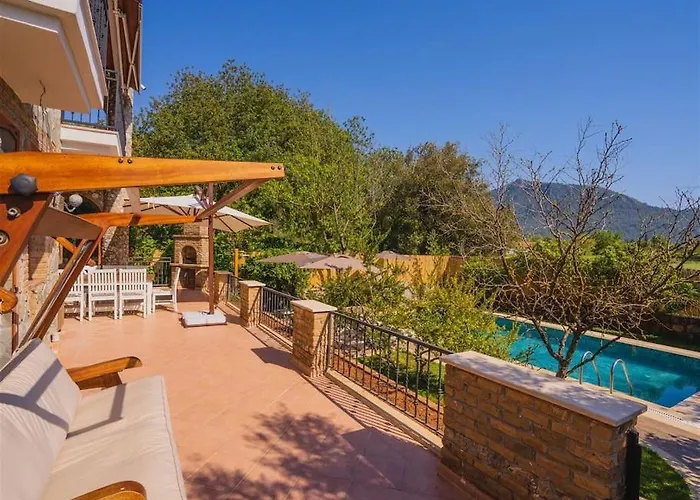 Villa Kayakoey'de Oezel Havuzlu Muhafazakar Kaya