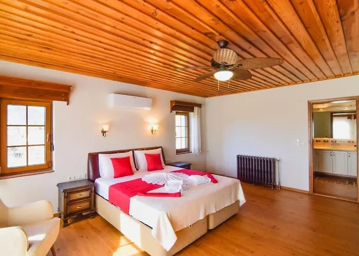 Kayakoey'de Oezel Havuzlu Muhafazakar Kaya Villa Fethiye